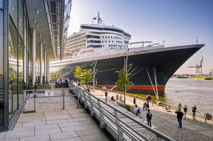 Queen Mary 2 am Cruise Center in der Hafencity.