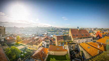Die Alstadt von Porto mit der ikonischen Häuserzeile. 