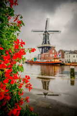 Die Windmühle De Adriaan in Haarlem Holland.